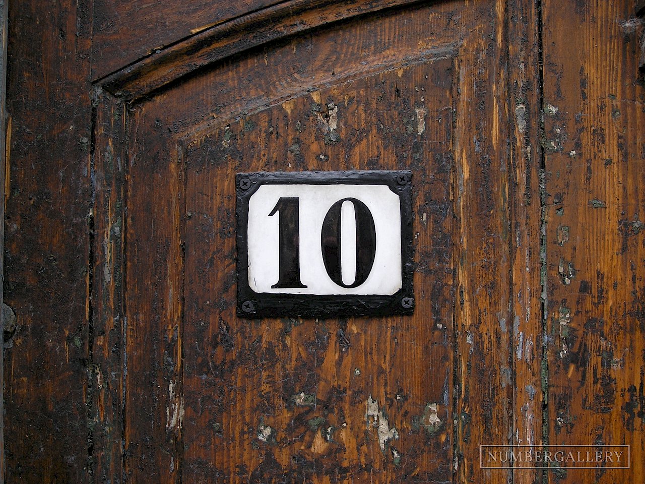 Hausnummer auf Holztür  in Freiberg