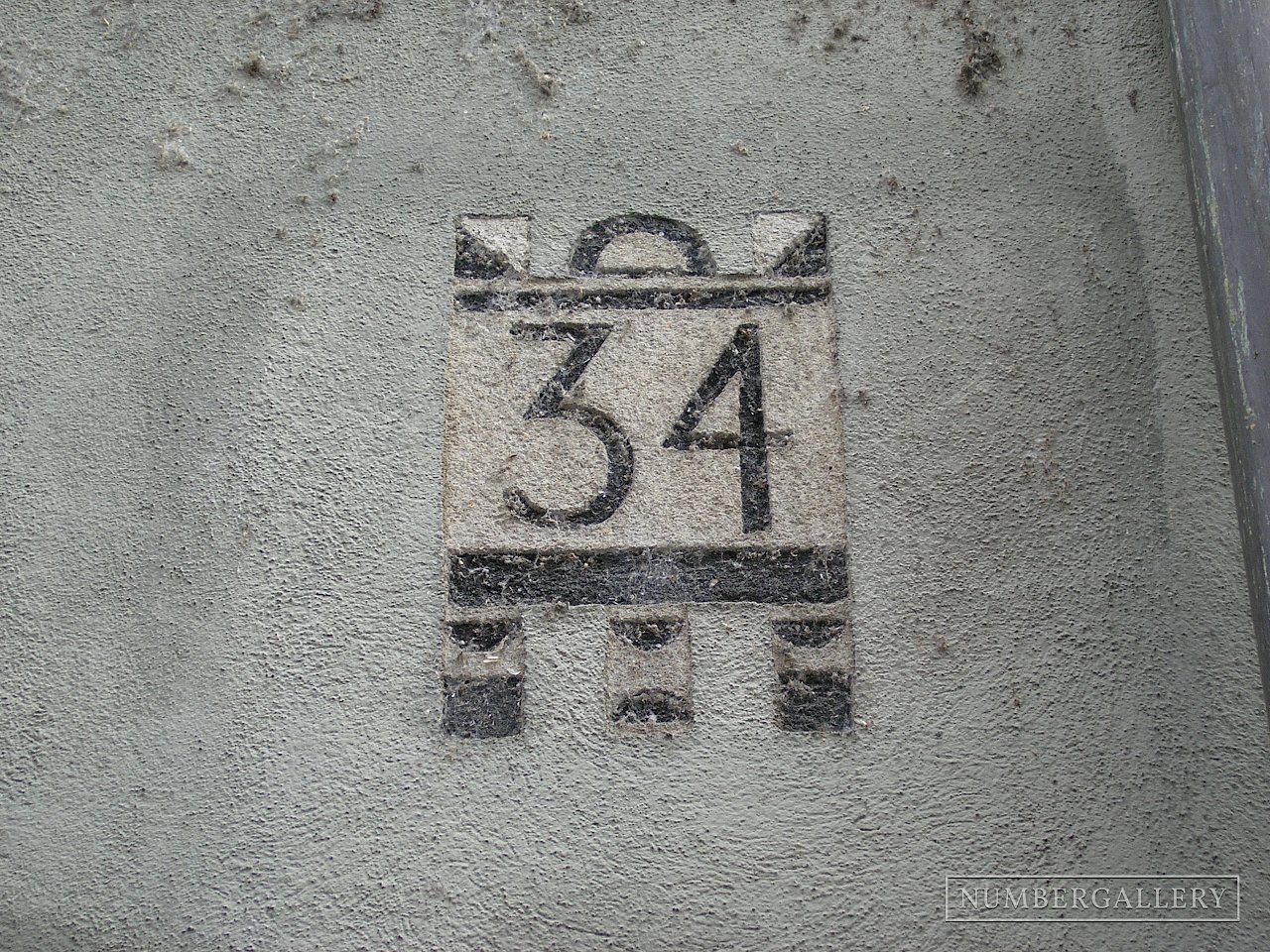 In der Mitte ein Koffer? Hausnummer in Konstanz