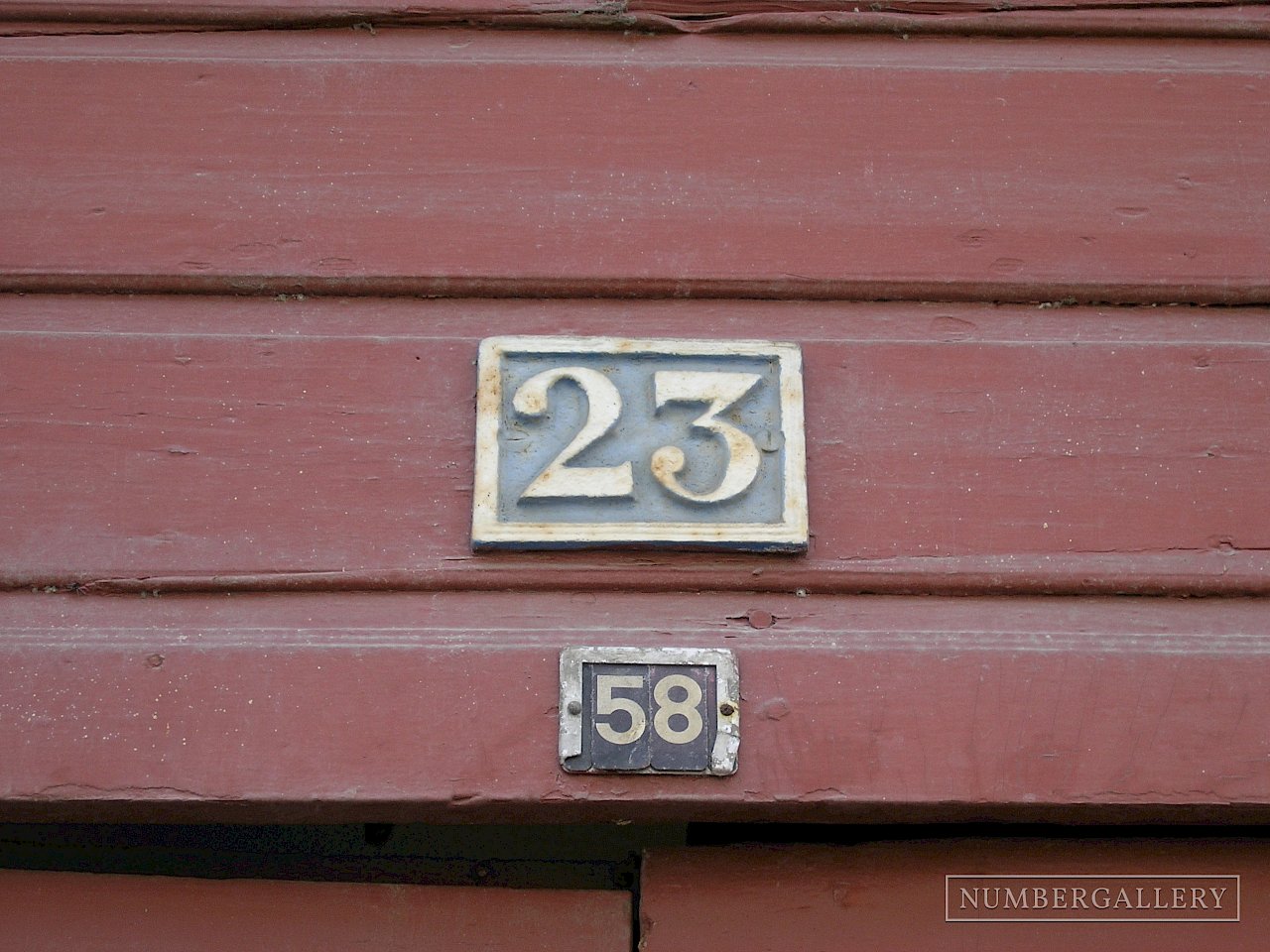 Weinrote Hausnummer in Yverdon