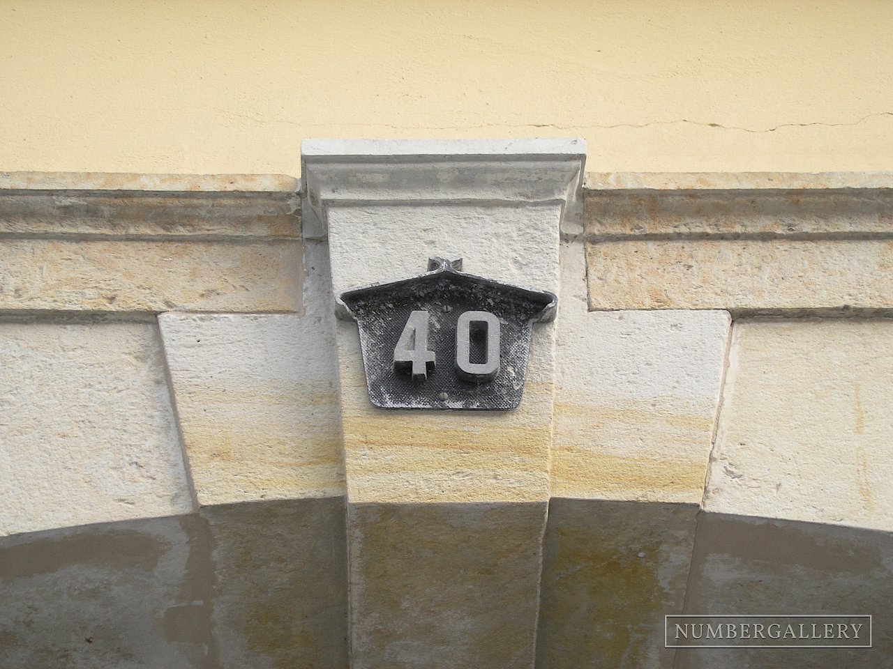 Überdachte Hausnummer in Dresden
