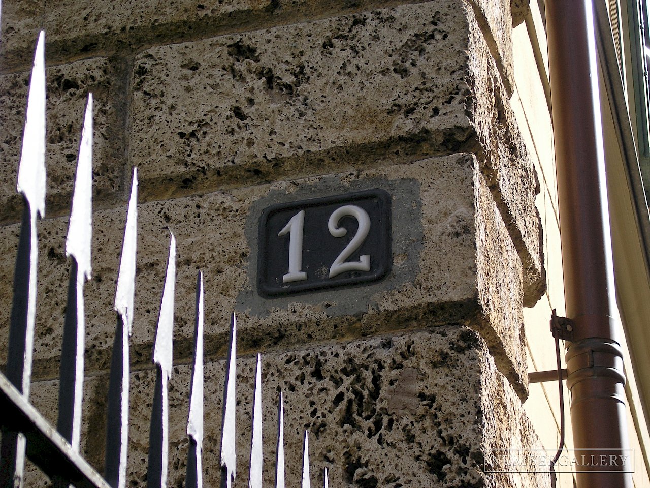 Speerspitzen unter Hausnummer in Lugano