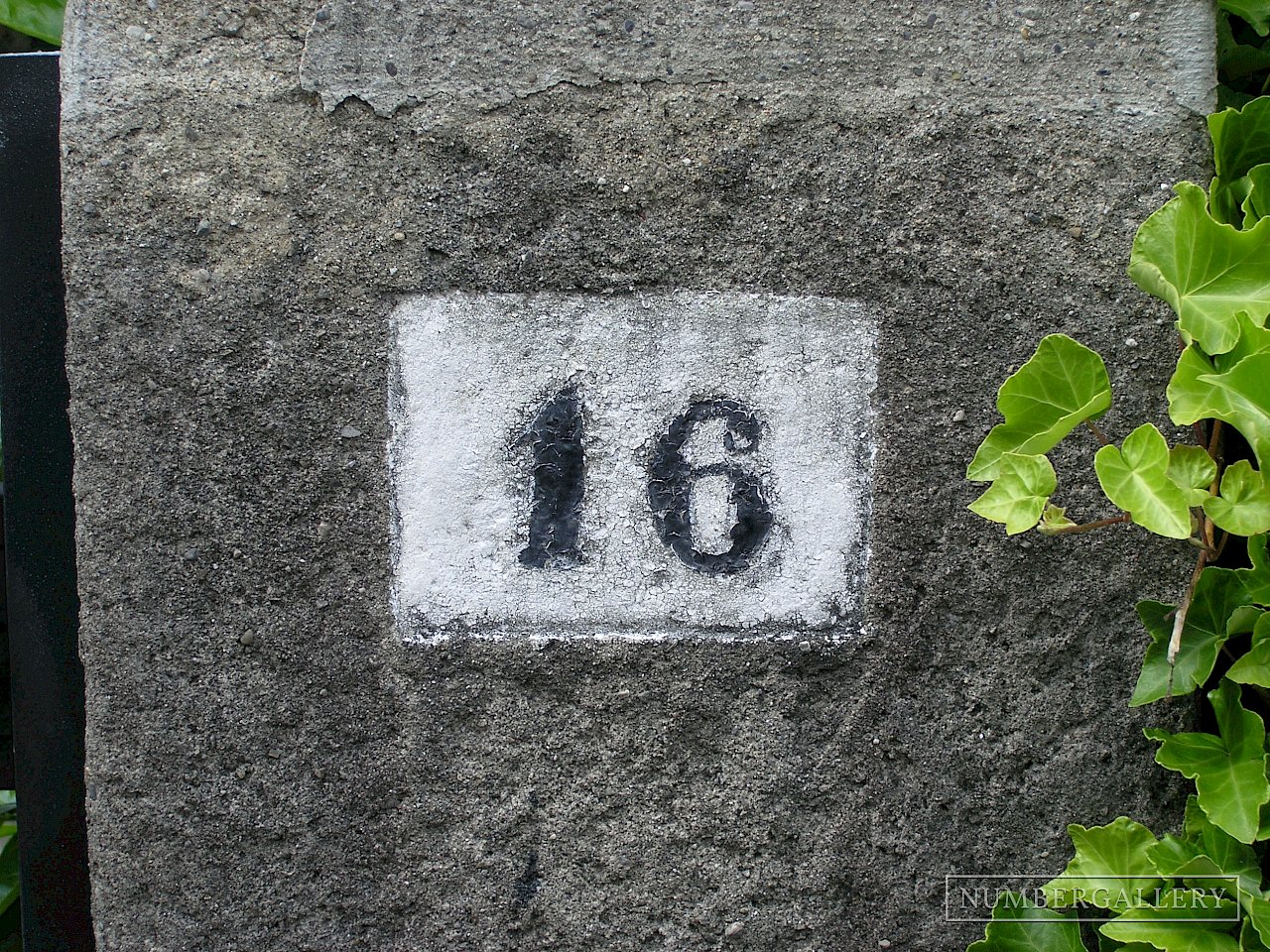 Hausnummer auf Pfosten in Bern
