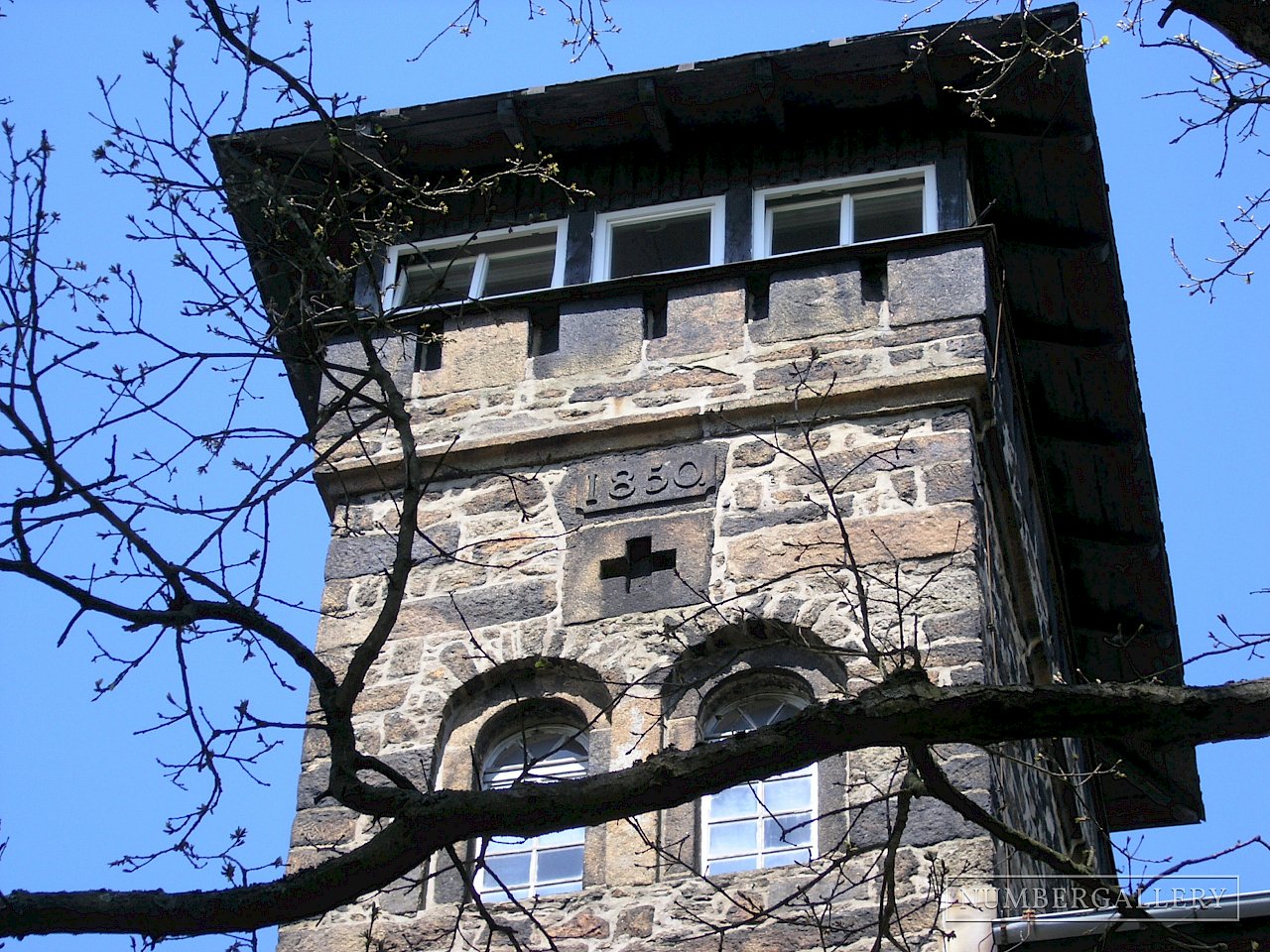 Baujahr auf dem Czorneboh-Turm bei Cunewalde