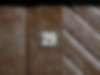 Hausnummer auf braunem Holztor in Freinsheim