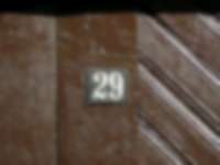 Hausnummer auf braunem Holztor in Freinsheim