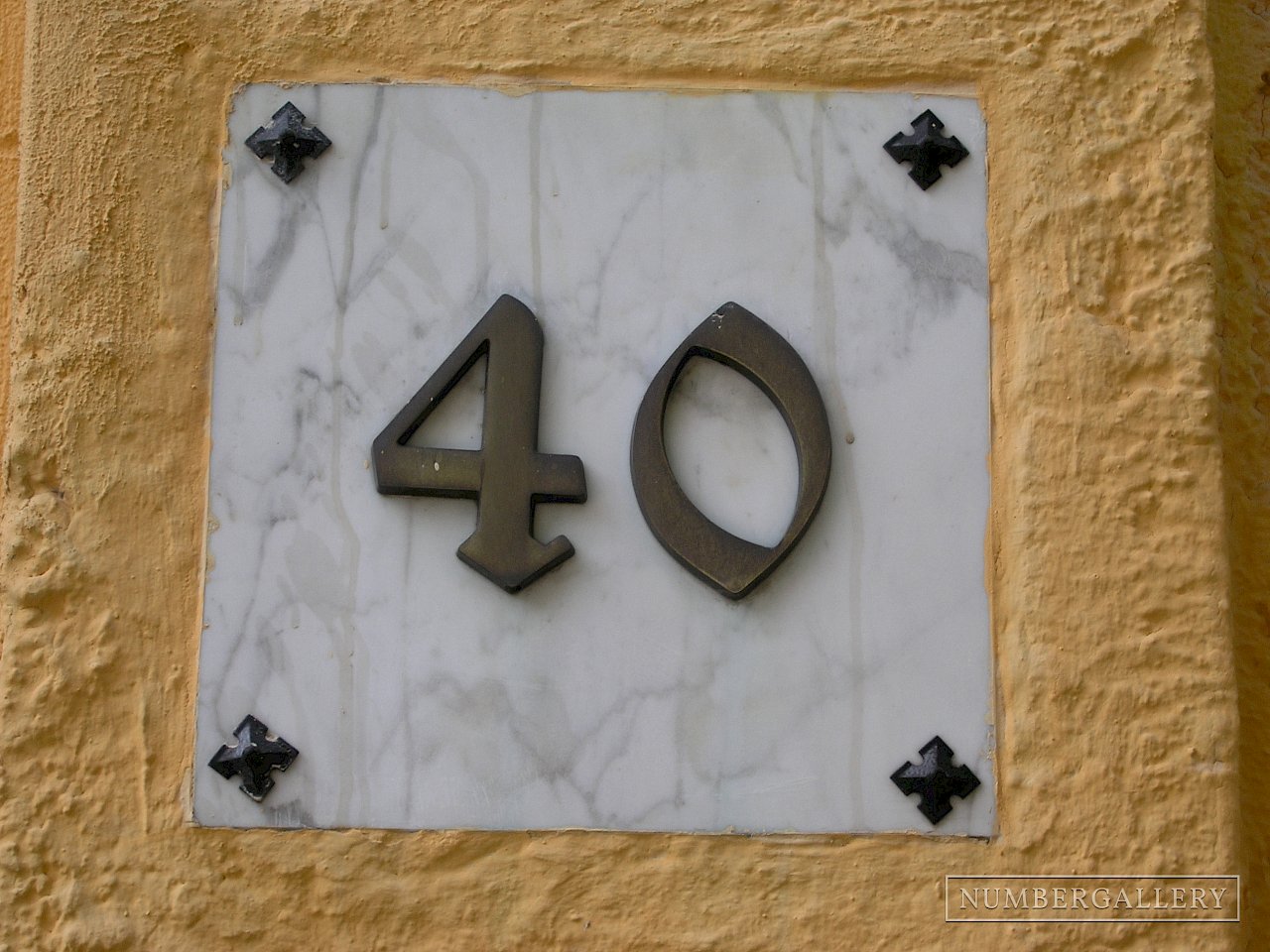 40 auf Marmorplatte