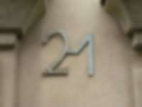 Rostige Hausnummer in Stralsund