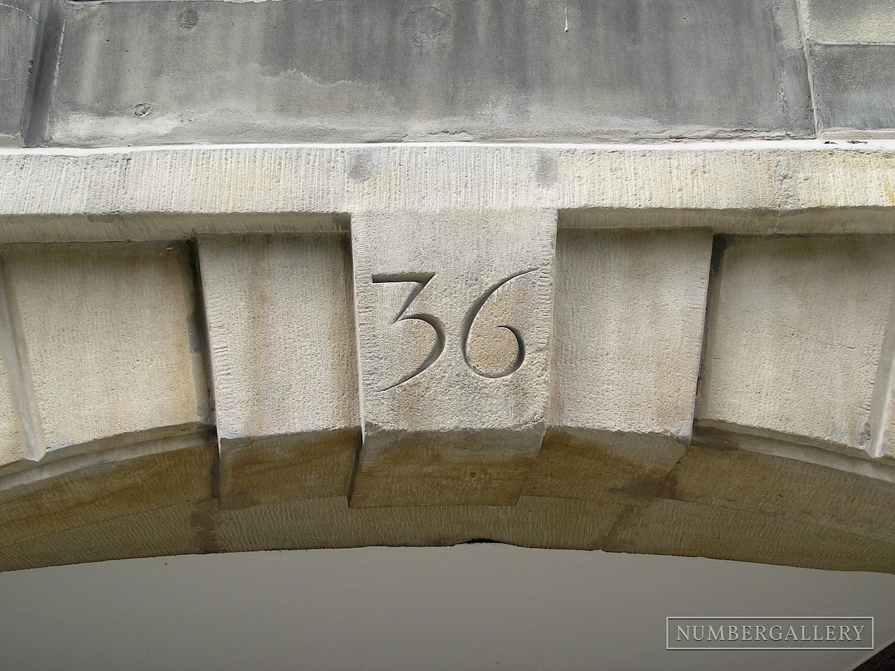 Gravierte Hausnummer in Genf