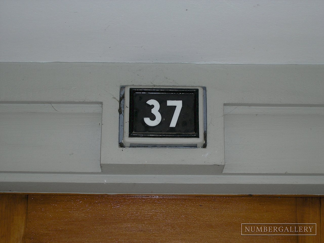 Gestanzte Hausnummer in Bern