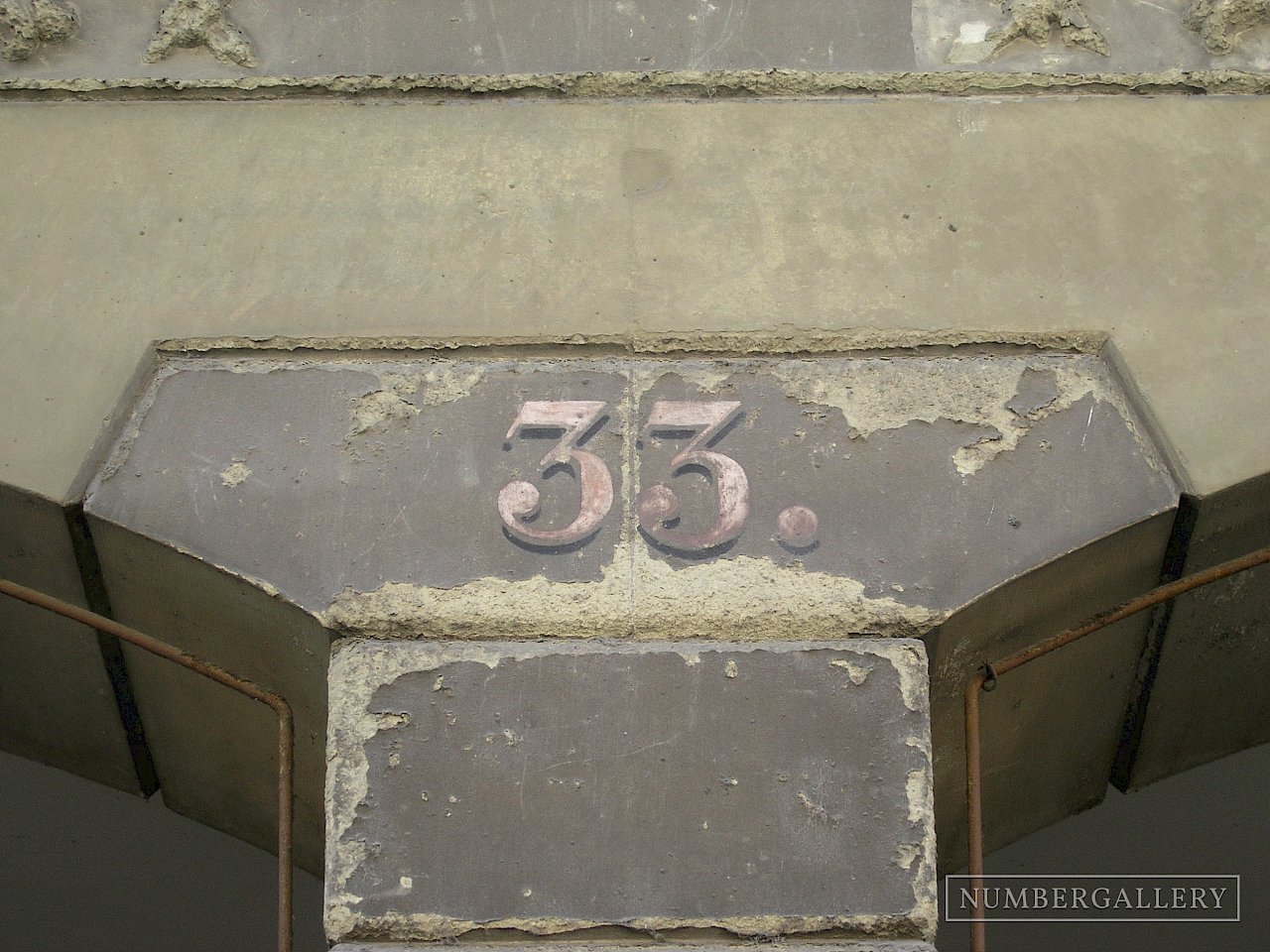 Abblätternde Hausnummer in Bern