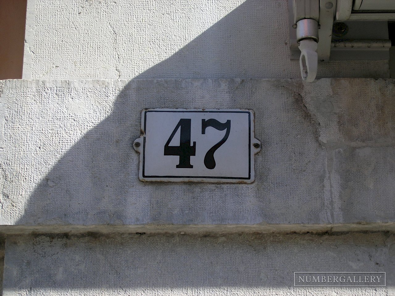Hausnummer im Schatten in Solothurn