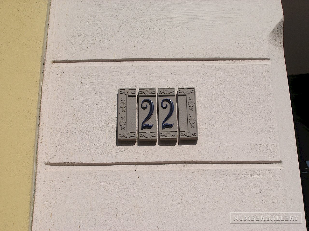Viergeteilte Hausnummer in Wismar