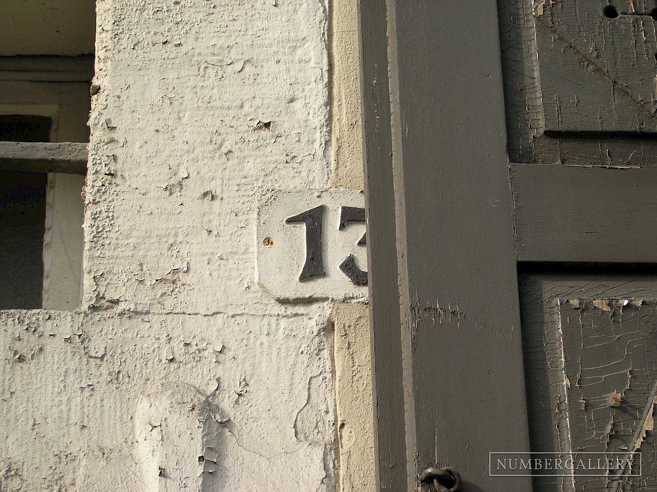 Hausnummer hinter Fensterladen in Ladenburg