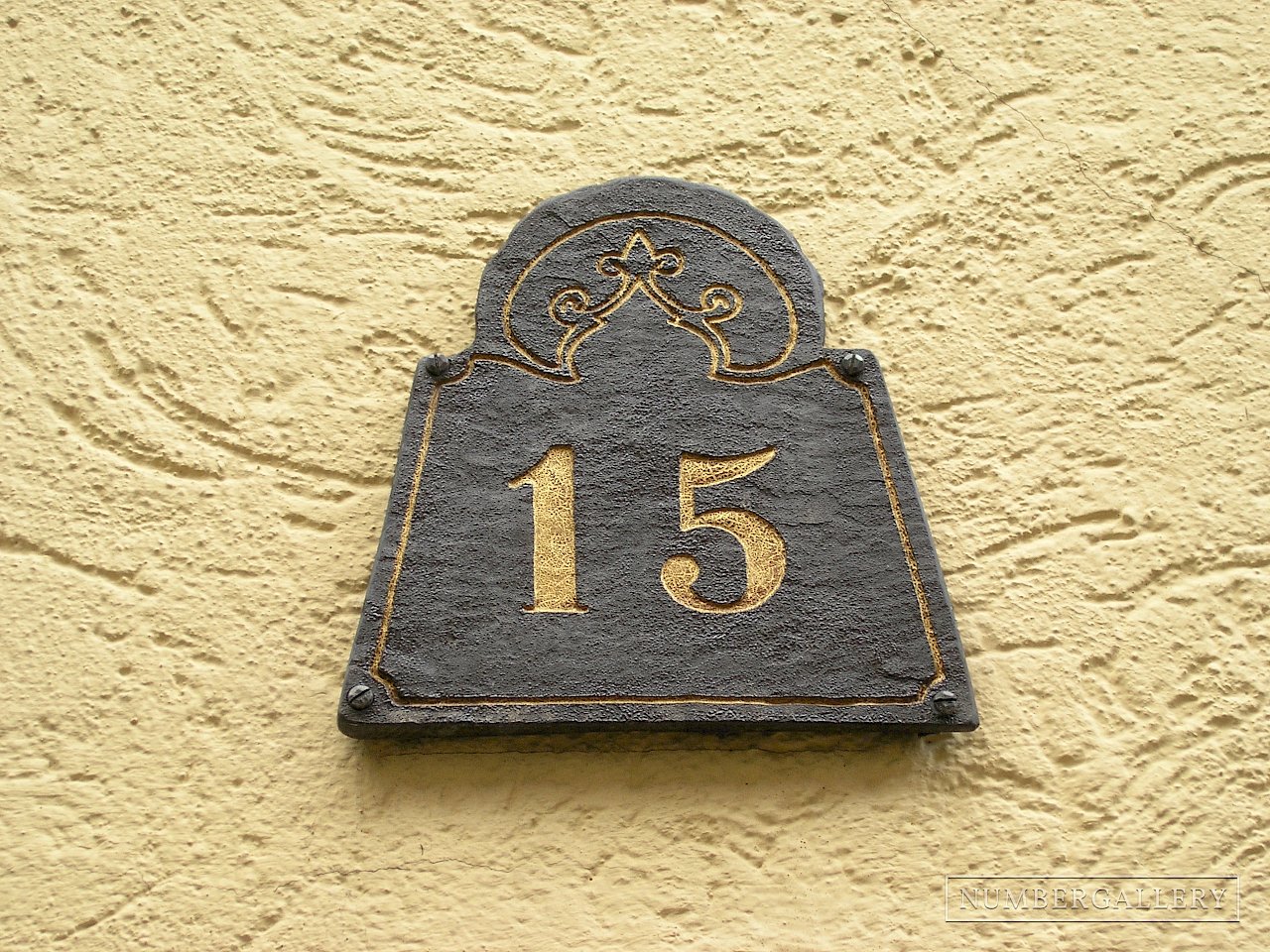 Orientalisch anmutende Hausnummer in Heidelberg