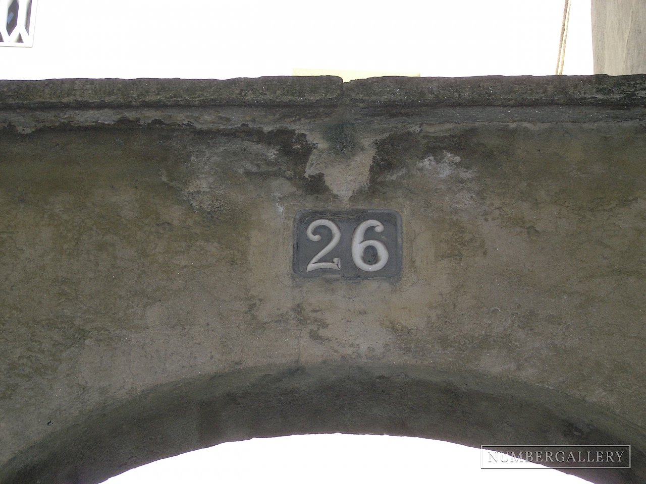 Hausnummer auf Torbogen in Lugano