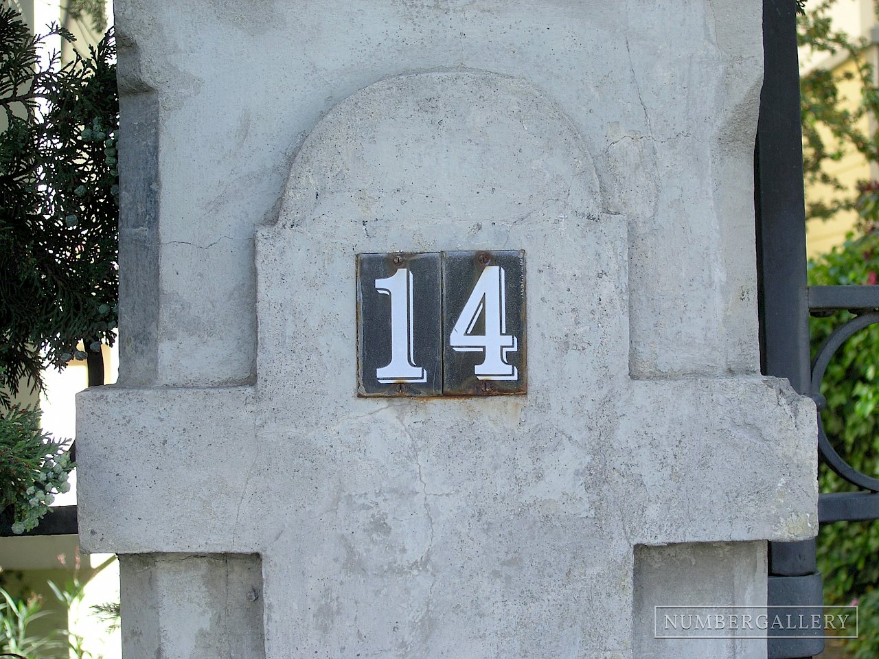 Hausnummer auf Säule in Bern