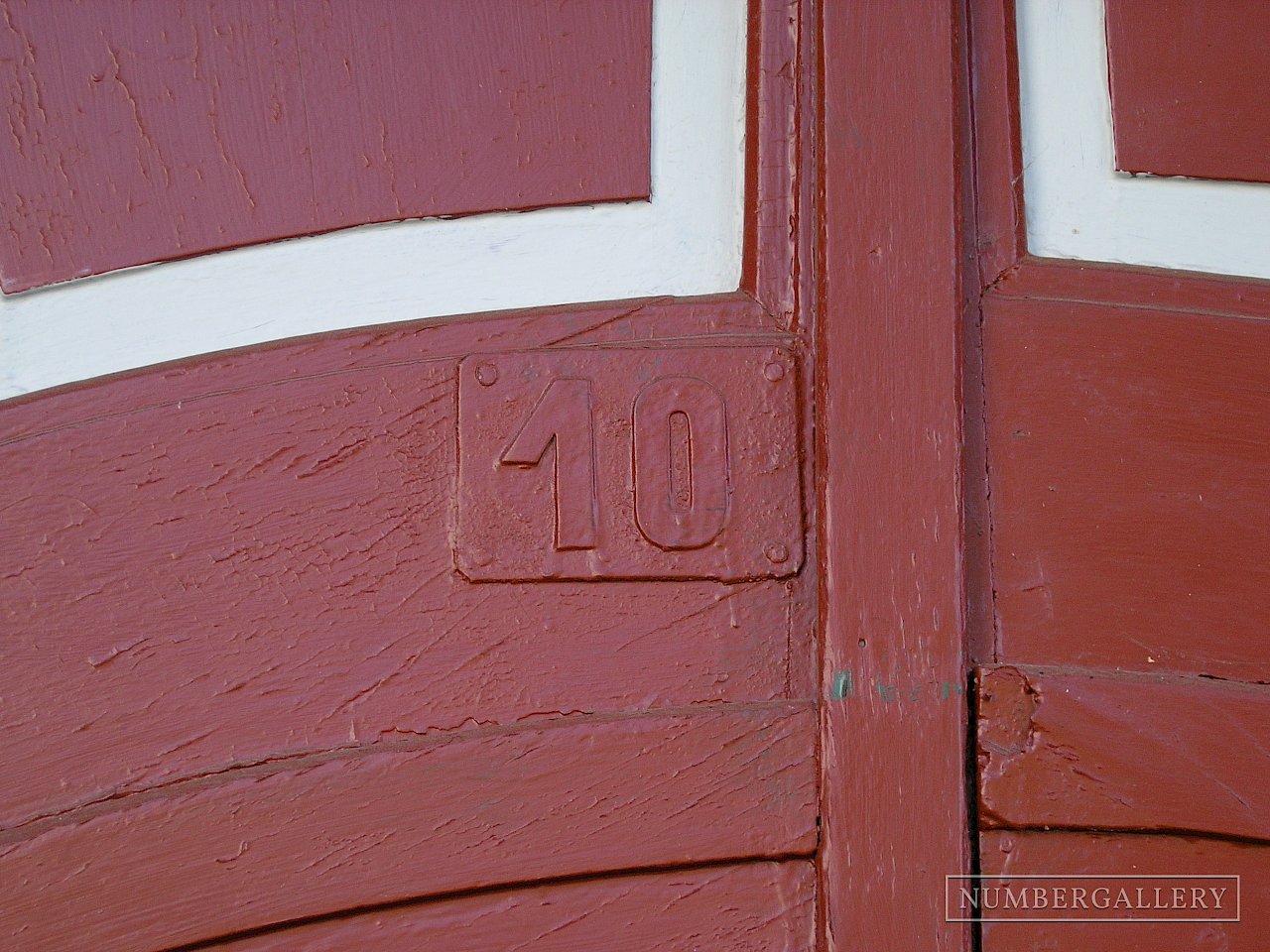 Dunkelrote Hausnummer in Friedberg