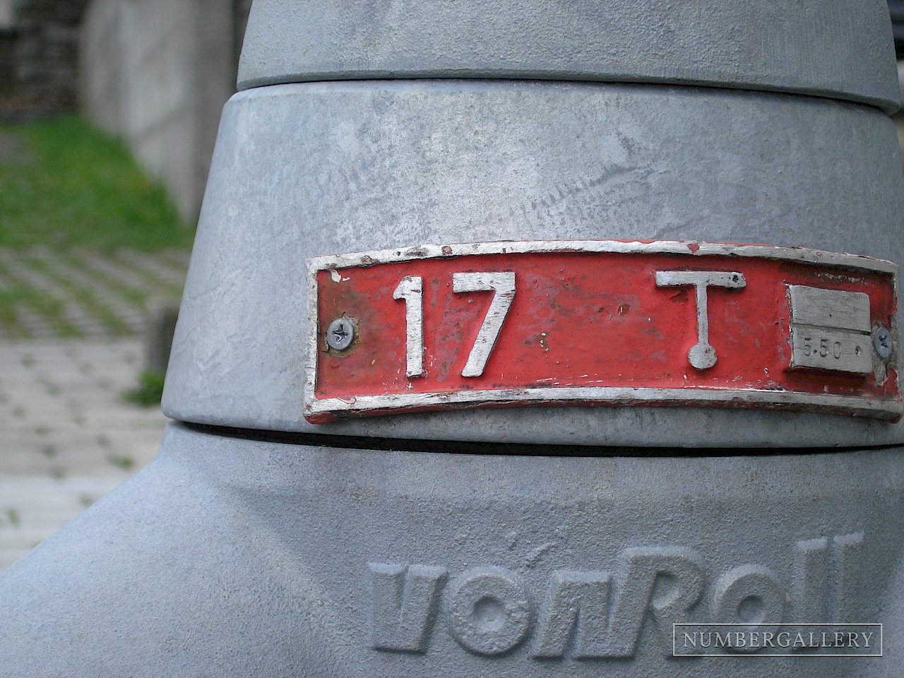 Hydrant mit rotem Schild