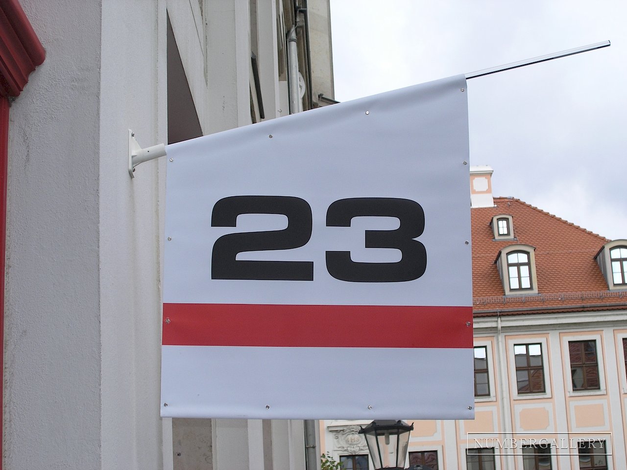 23 auf Fahne