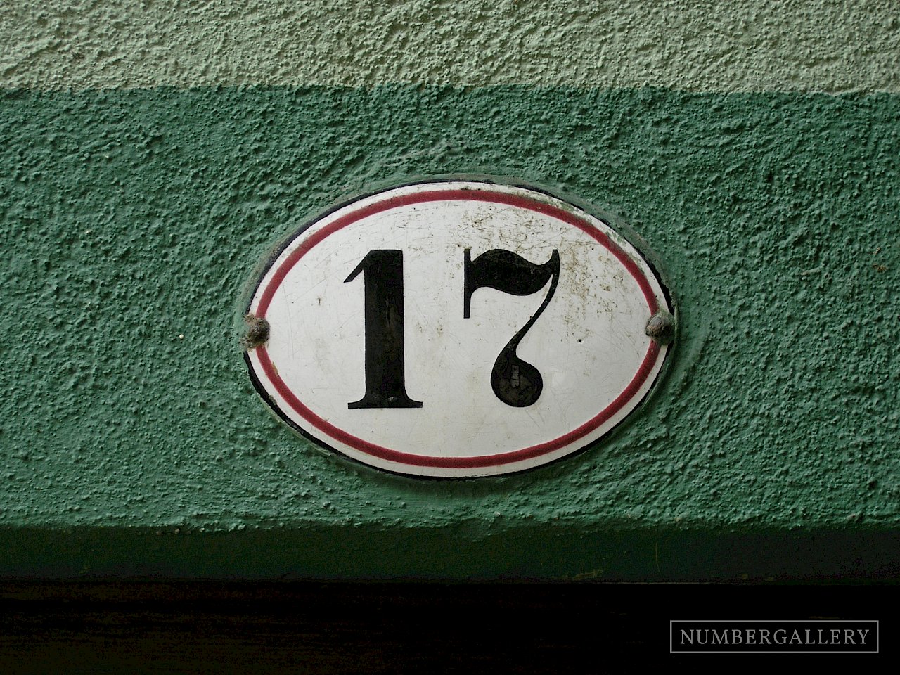 17 auf grüner Wand