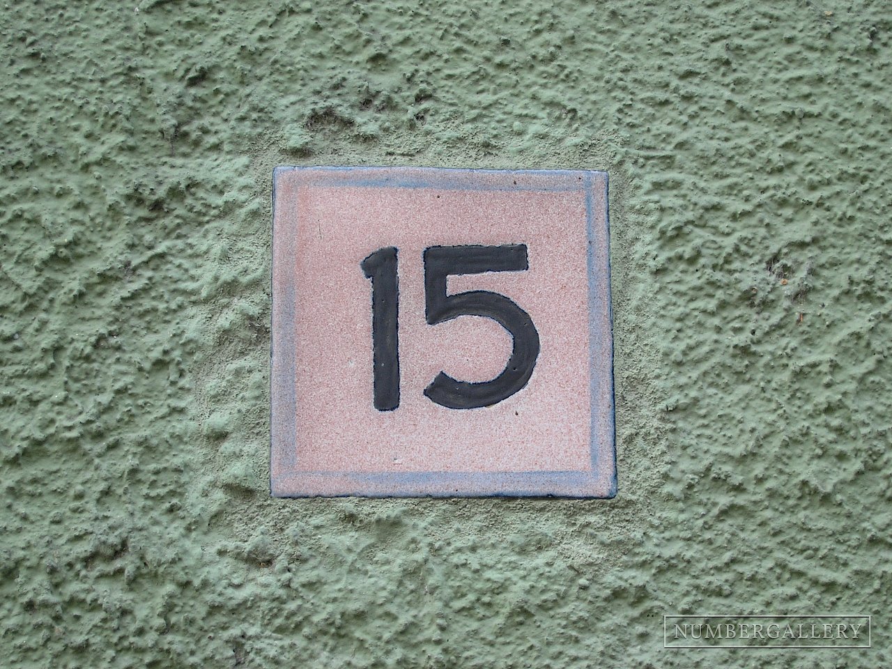 Große 15 auf grüner Wand