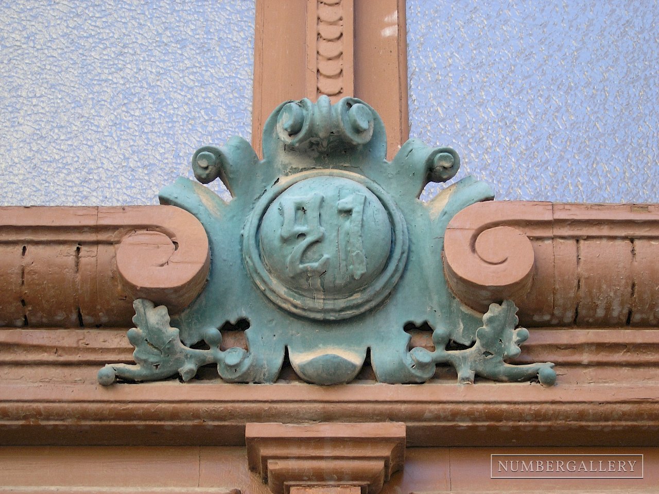 Türkisfarbene Hausnummer in Halle