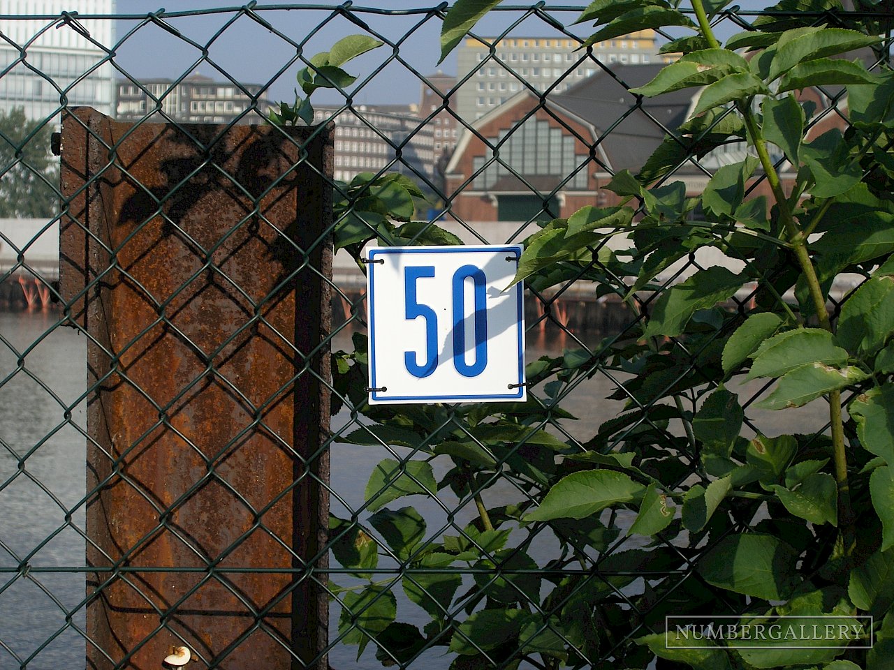 Nummer neben rostigem Pfeiler in Hamburg