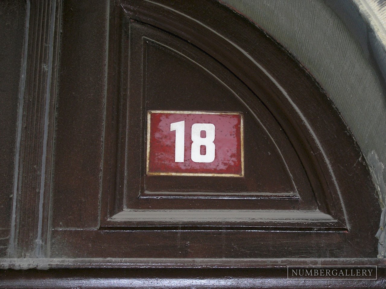 Emaille-Hausnummer in Reichenberg