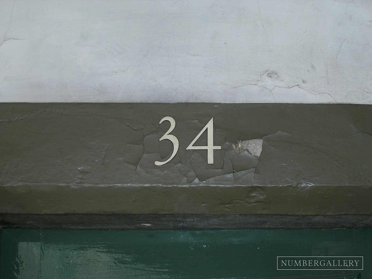 Abblätternde Hausnummer in Bern