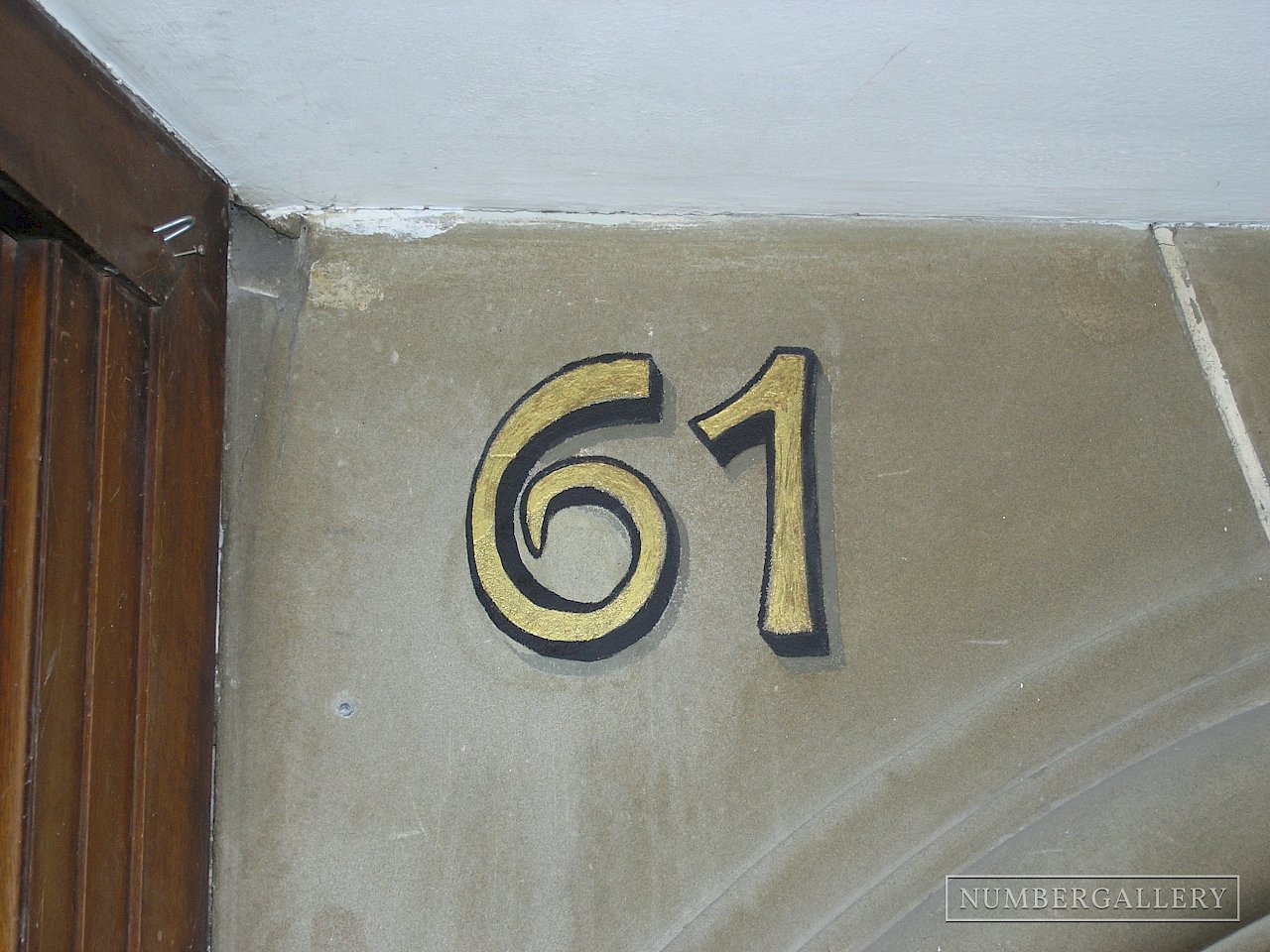 Goldene Hausnummer in Bern