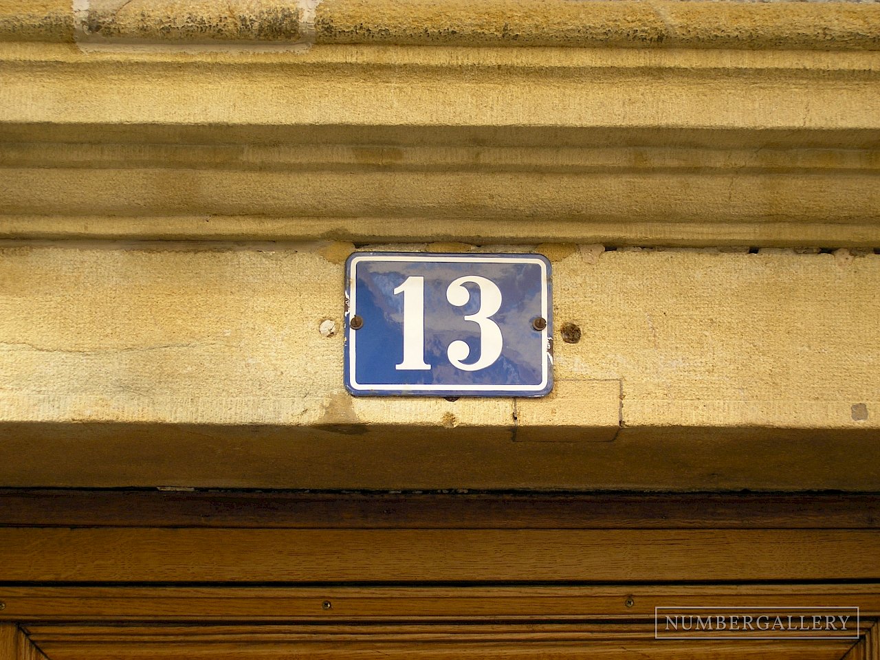 Hausnummer in Neuchâtel / Neuenburg