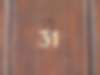 Hausnummer auf Holztür in Genf