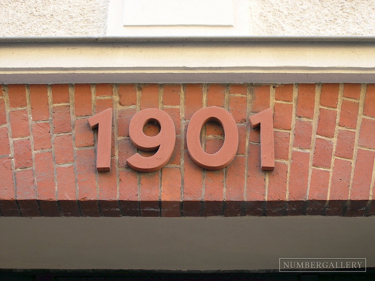 Ton-in Ton-Jahreszahl auf Backstein in Halle