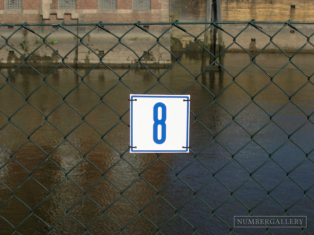 Nummer auf Maschendrahtzaun in Hamburg