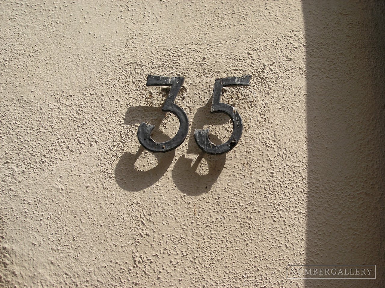 Hausnummer mit Schatten in Freiburg