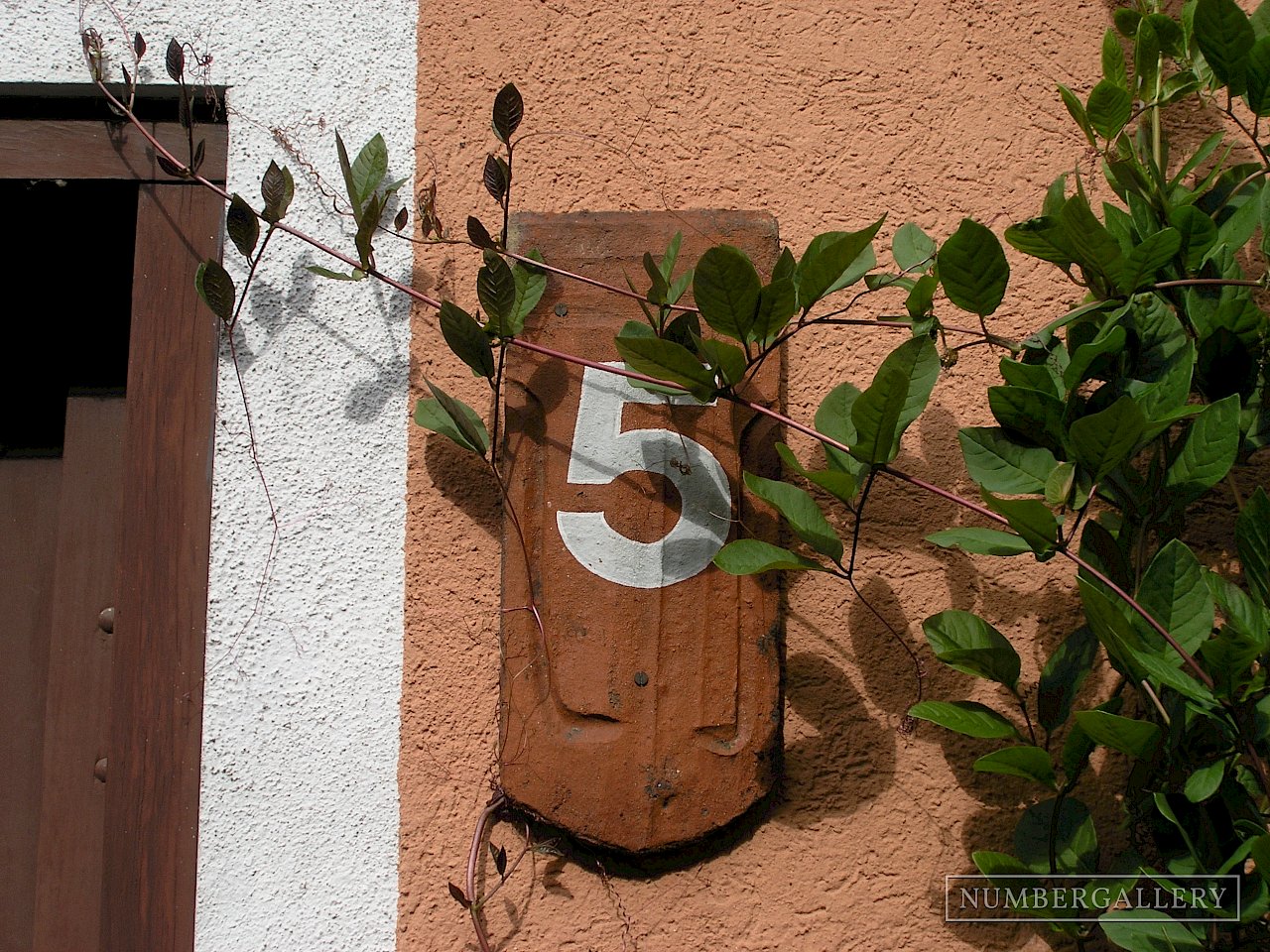 Begrünte Hausnummer in Endingen