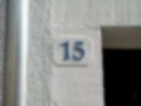 Blau-weiße Hausnummer in Ladenburg