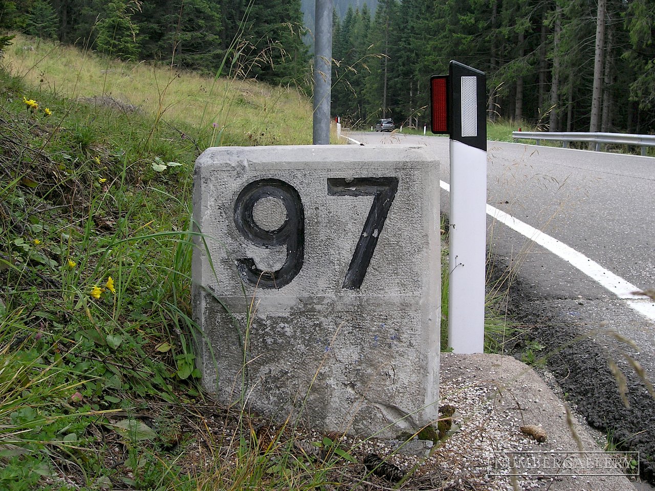 Straßenmarkierung in den Dolomiten