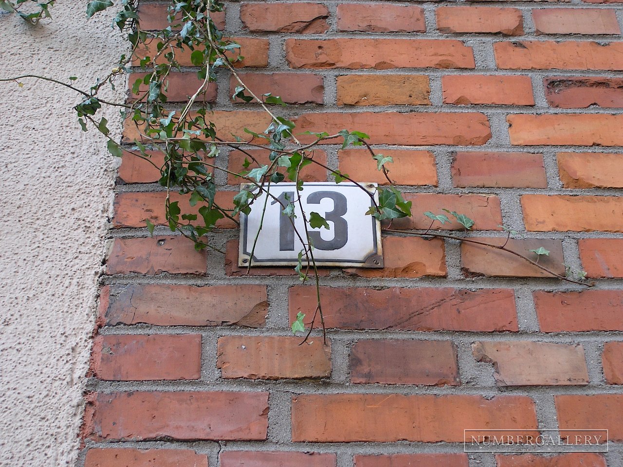 Hausnummer mit Efeu in Heidelberg