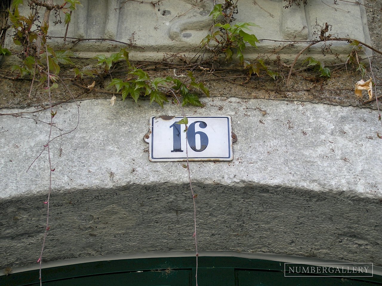 Weiße Emaille-Hausnummer in Solothurn