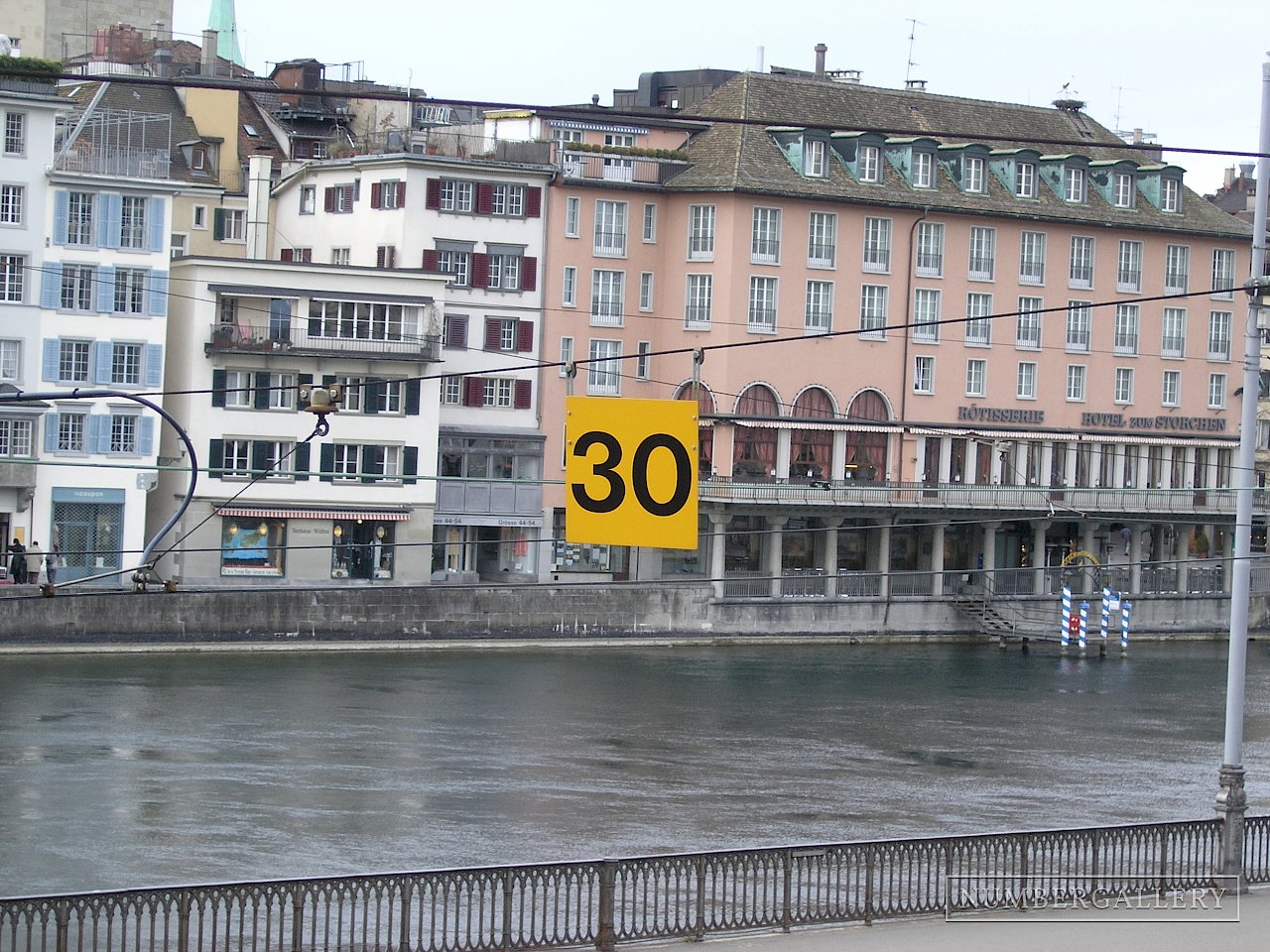 Schild über der Limmat in Zürich