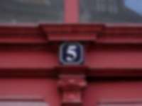 Hausnummer auf Rot in Meißen