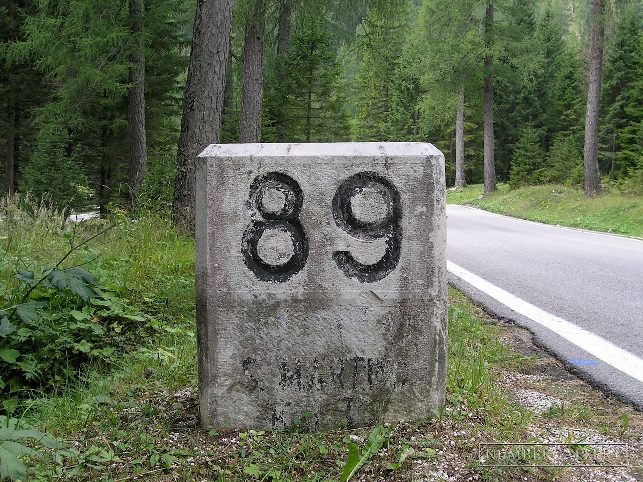 Straßenmarkierung in den Dolomiten