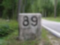 Straßenmarkierung in den Dolomiten