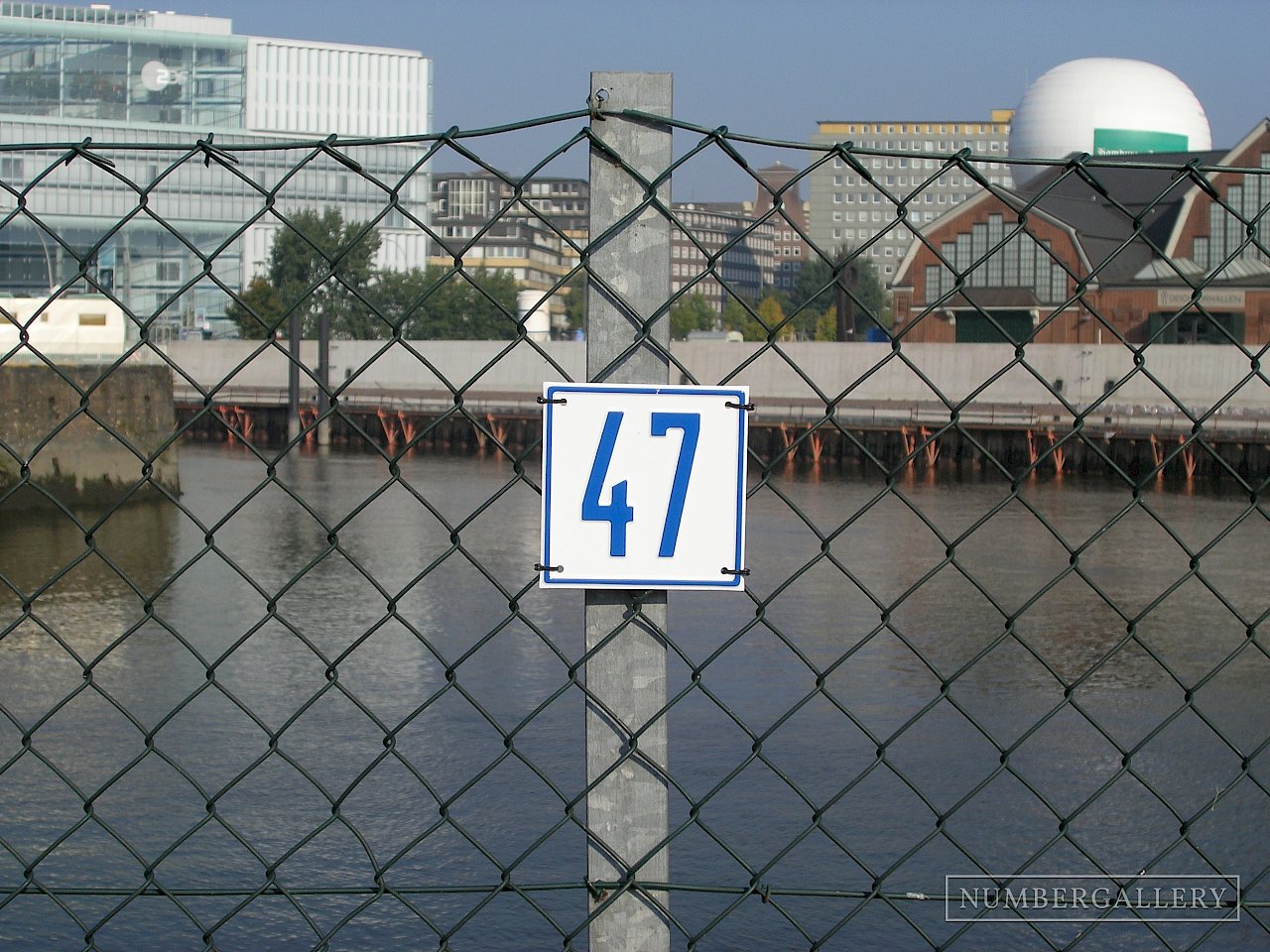 Nummer auf Maschendrahtzaun in Hamburg