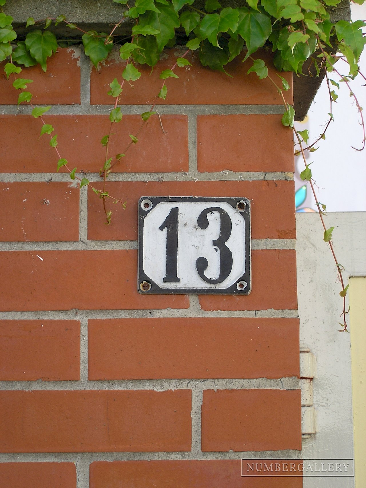 Grün überdachte Hausnummer in Freinsheim