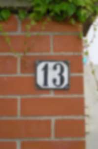 Grün überdachte Hausnummer in Freinsheim