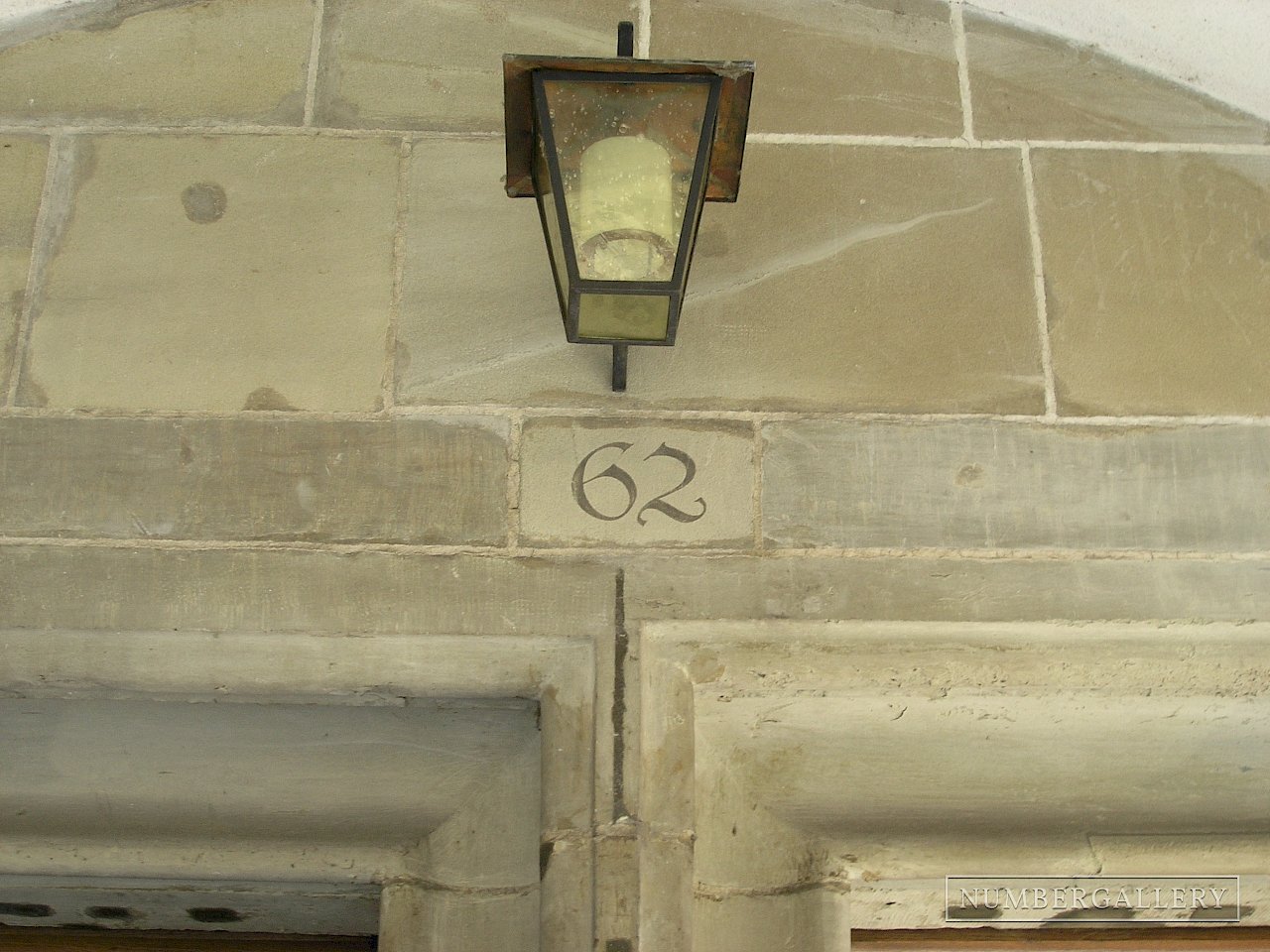 Hausnummer mit Laterne in Bern