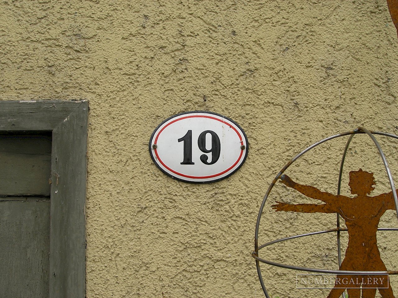 19 mit Figur in Konstanz