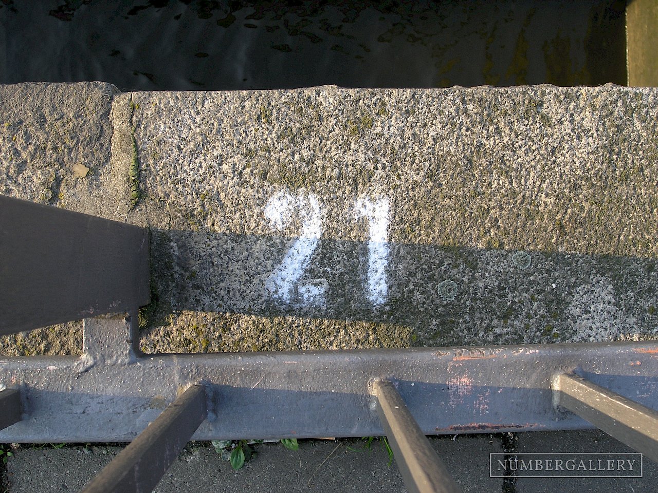 Markierung im Hamburger Hafen